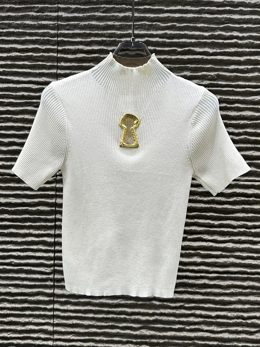 T-shirts TWOTWINSTYLE pour femmes, col roulé, manches courtes, style minimaliste, coupe amincissante, ornés d'une boucle métallique ajourée (collection femme 2025)