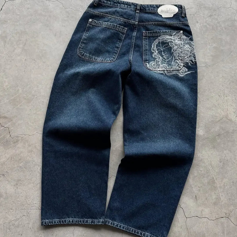 Jean homme brodé Sakura, coupe slim droite, délavage clair, coton stretch, style streetwear décontracté, plusieurs tailles disponibles.