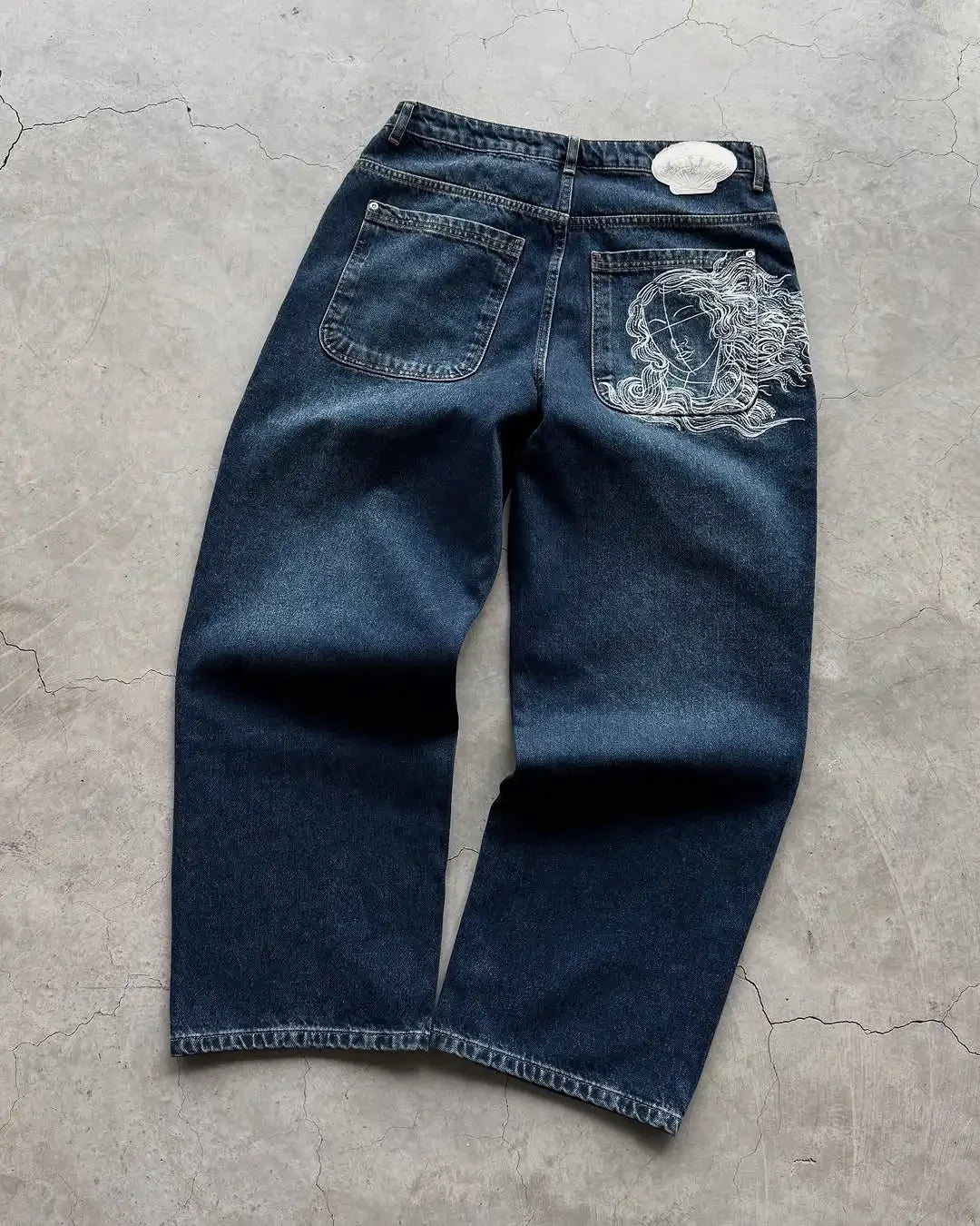 Jean homme brodé Sakura, coupe slim droite, délavage clair, coton stretch, style streetwear décontracté, plusieurs tailles disponibles.