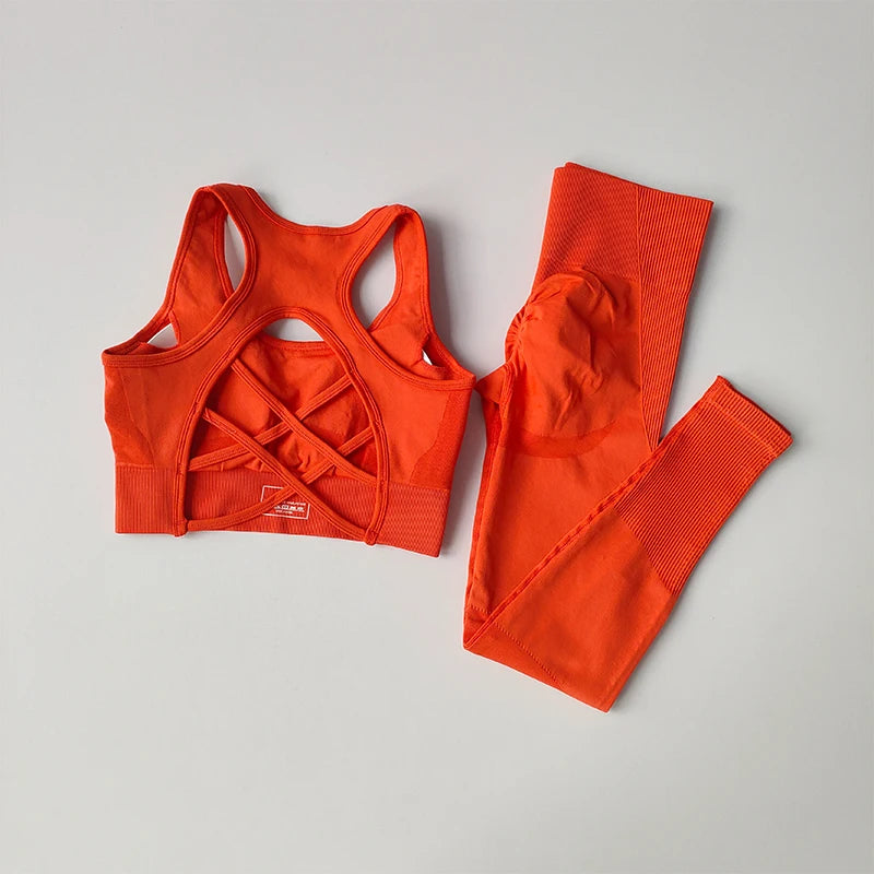 Ensemble de sport sans coutures pour femme : pantalon de yoga taille haute et brassière de sport avec coussinets amovibles pour un effet push-up fessier, idéal pour la course et l'entraînement.