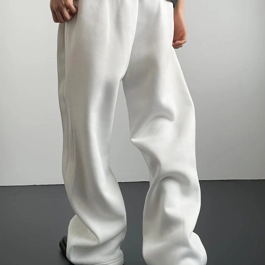 Pantalon de jogging pour homme, coupe droite, idéal pour le sport et la mode urbaine. Pantalon ample et décontracté avec cordon de serrage et plusieurs poches.