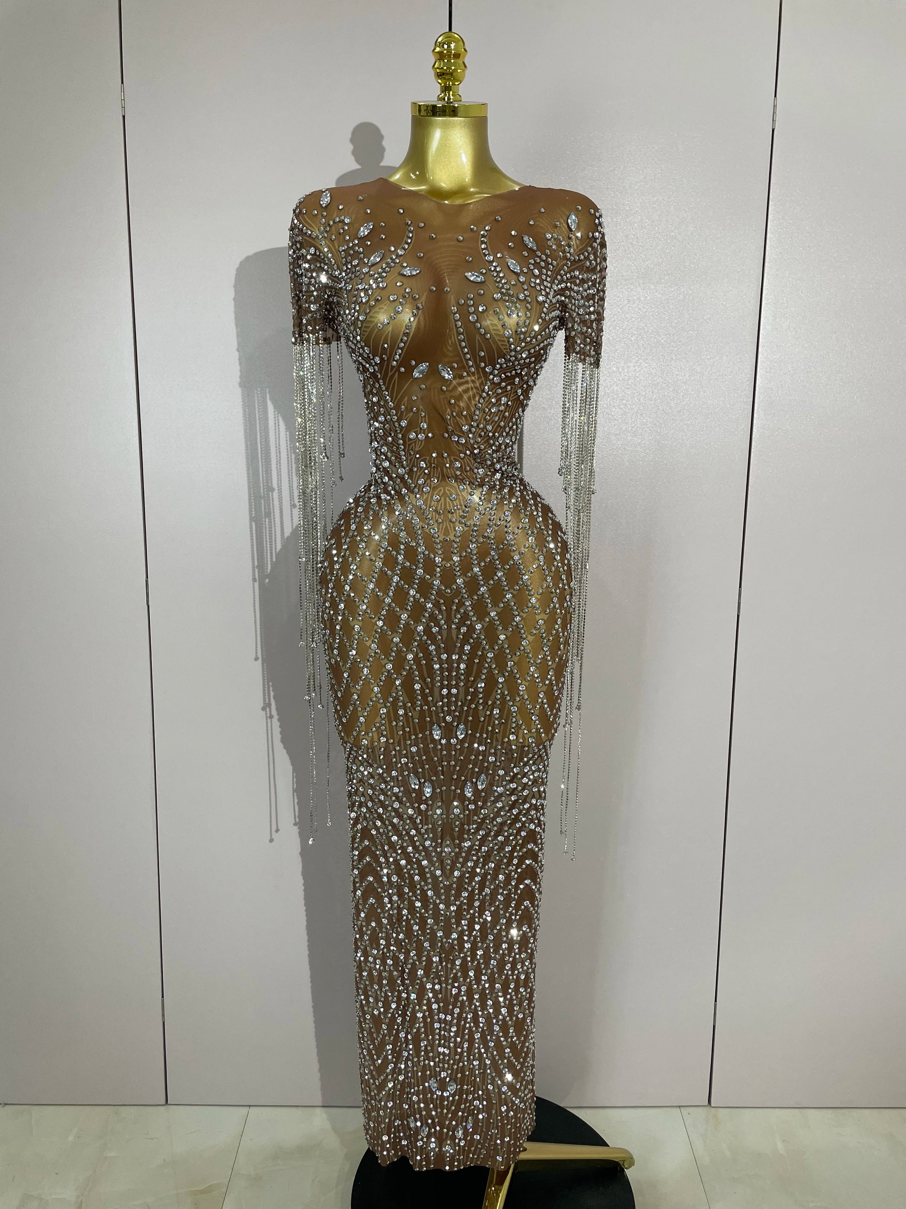 Robe longue de soirée luxueuse en tulle transparent extensible, ornée de strass scintillants et de franges, idéale pour célébrer un anniversaire ou pour des costumes de scène sexy.