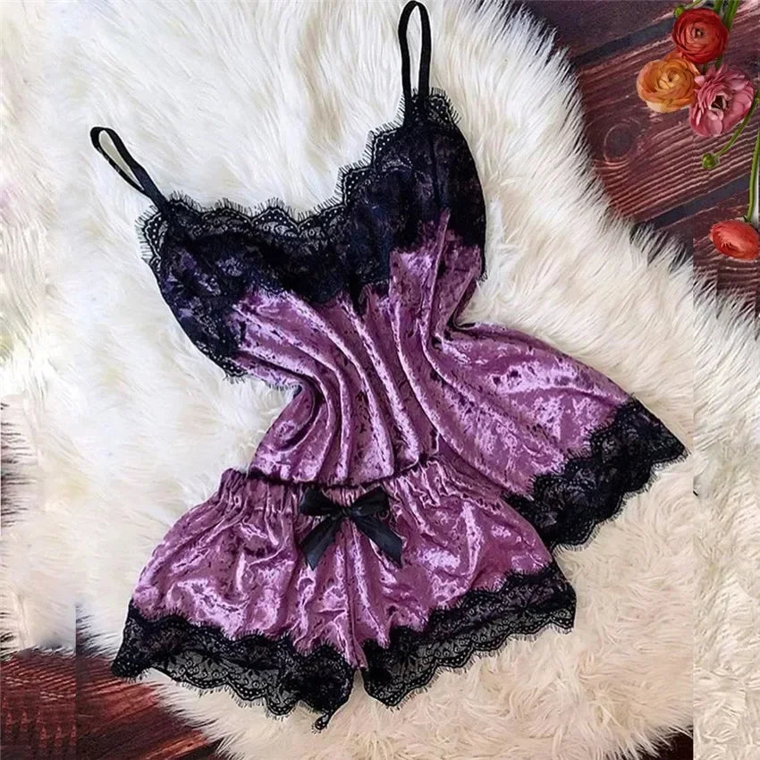 Ensemble de pyjama d'été en dentelle et satin sexy pour femme, composé d'un haut court et d'un short. Vêtement d'intérieur et de détente.