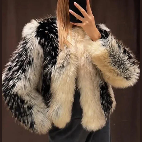 Manteau élégant en fausse fourrure contrastée pour femme, col rond, simple boutonnage, manches longues, collection printemps-hiver 2026.