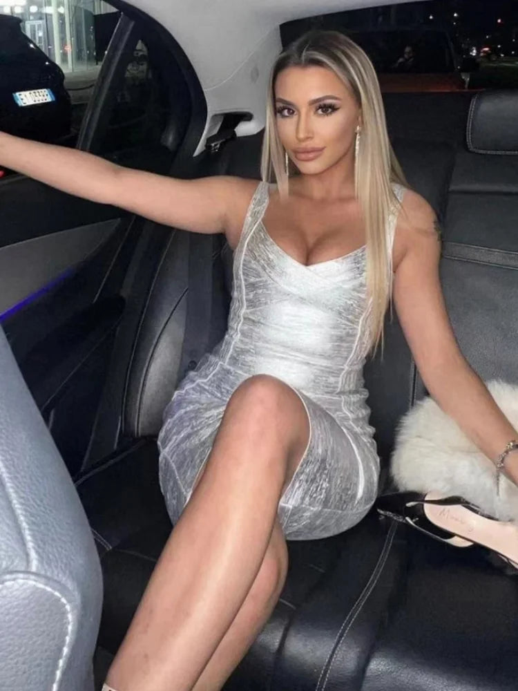 Robe mini sans manches dorée métallisée brillante, robe moulante brillante à bretelles, tenue glamour pour soirée, cocktail, bal de promo, mariage, invitée, cérémonie