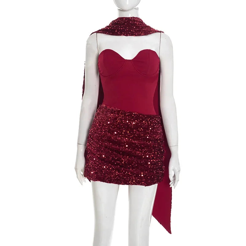 Robe mini bustier chic à sequins patchwork, col foulard, épaules dénudées, taille cintrée, plissée, idéale pour les soirées.