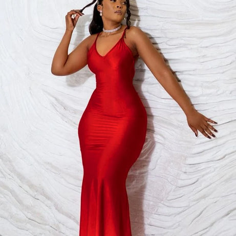 Robe longue Nibber rouge brillante à fines bretelles, dos nu, décolleté froncé, style hipster streetwear, femme.