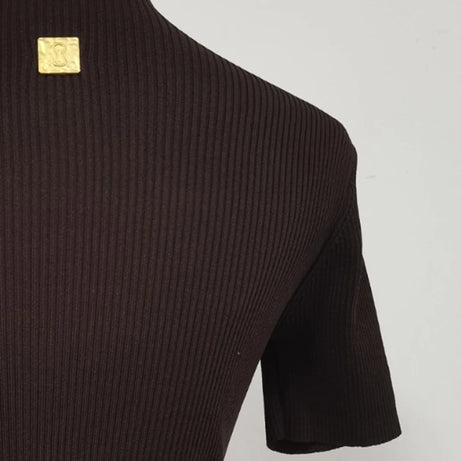 T-shirts TWOTWINSTYLE pour femmes, col roulé, manches courtes, style minimaliste, coupe amincissante, ornés d'une boucle métallique ajourée (collection femme 2025)
