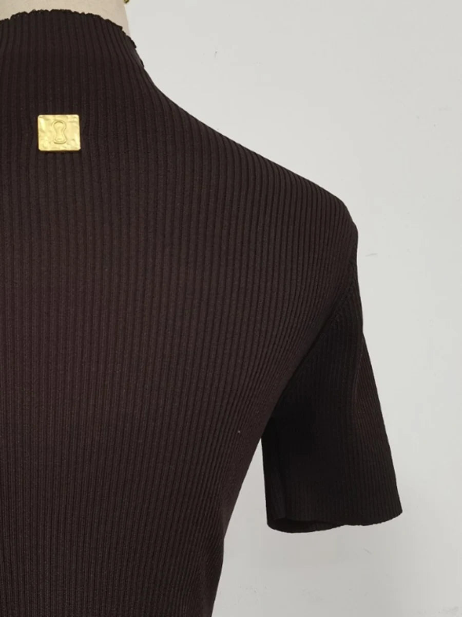 T-shirts TWOTWINSTYLE pour femmes, col roulé, manches courtes, style minimaliste, coupe amincissante, ornés d'une boucle métallique ajourée (collection femme 2025)