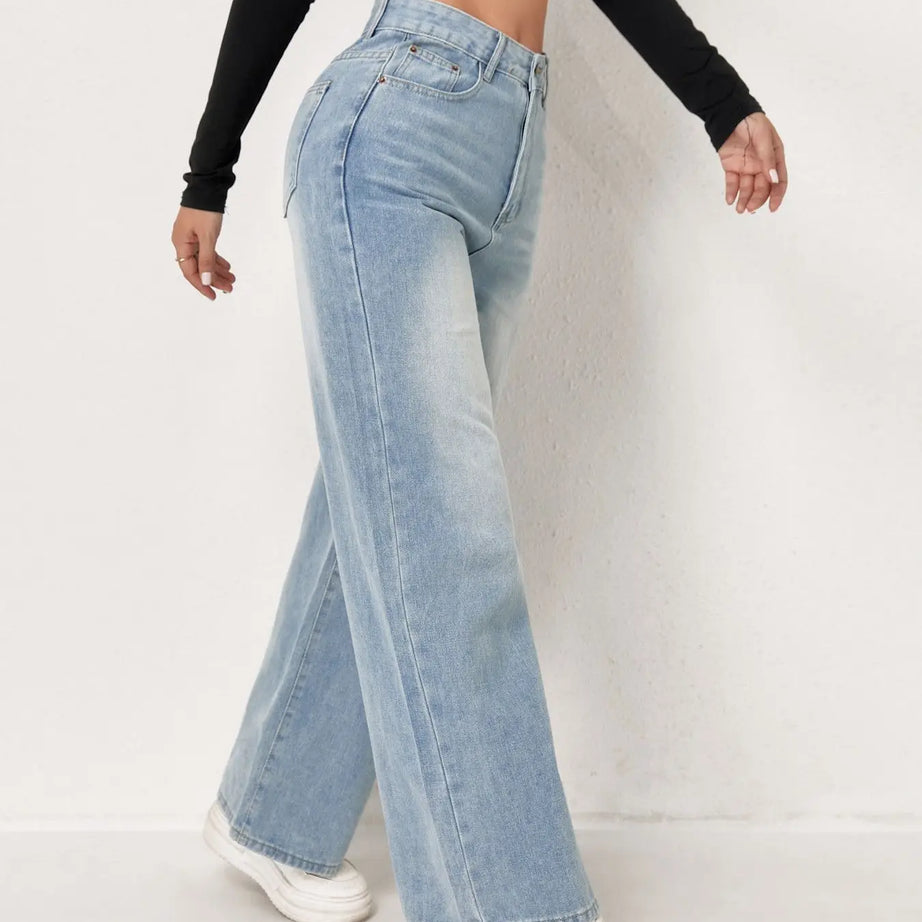 Jeans femme bleu délavé à jambes larges, style européen et tendance N Trend. Confortables et faciles à assortir.