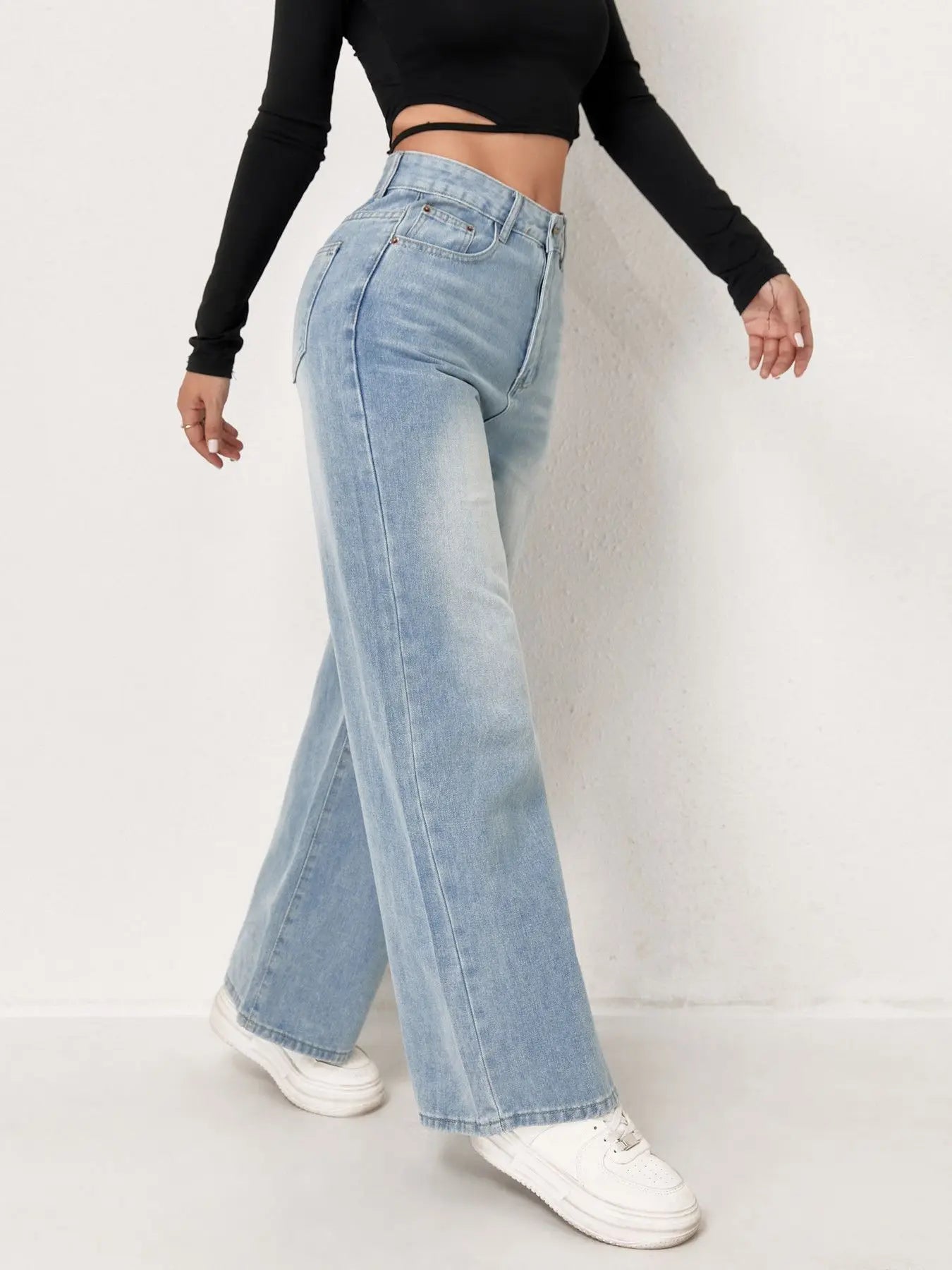 Jeans femme bleu délavé à jambes larges, style européen et tendance N Trend. Confortables et faciles à assortir.