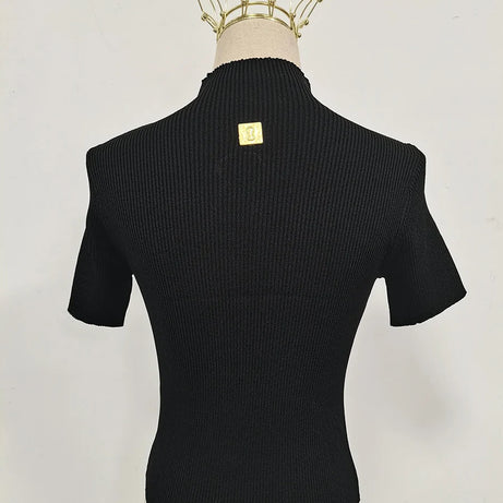 T-shirts TWOTWINSTYLE pour femmes, col roulé, manches courtes, style minimaliste, coupe amincissante, ornés d'une boucle métallique ajourée (collection femme 2025)