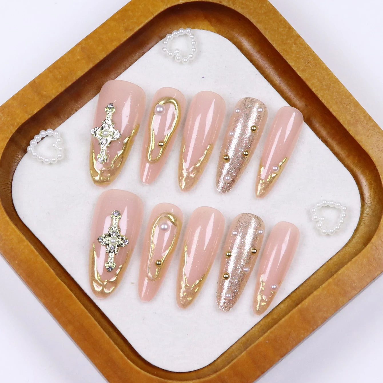 Lot de 10 faux ongles courts carrés à pointe française et strass, couleur nude, avec paillettes dorées et imprimé léopard.