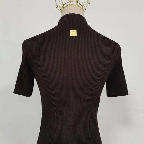 T-shirts TWOTWINSTYLE pour femmes, col roulé, manches courtes, style minimaliste, coupe amincissante, ornés d'une boucle métallique ajourée (collection femme 2025)