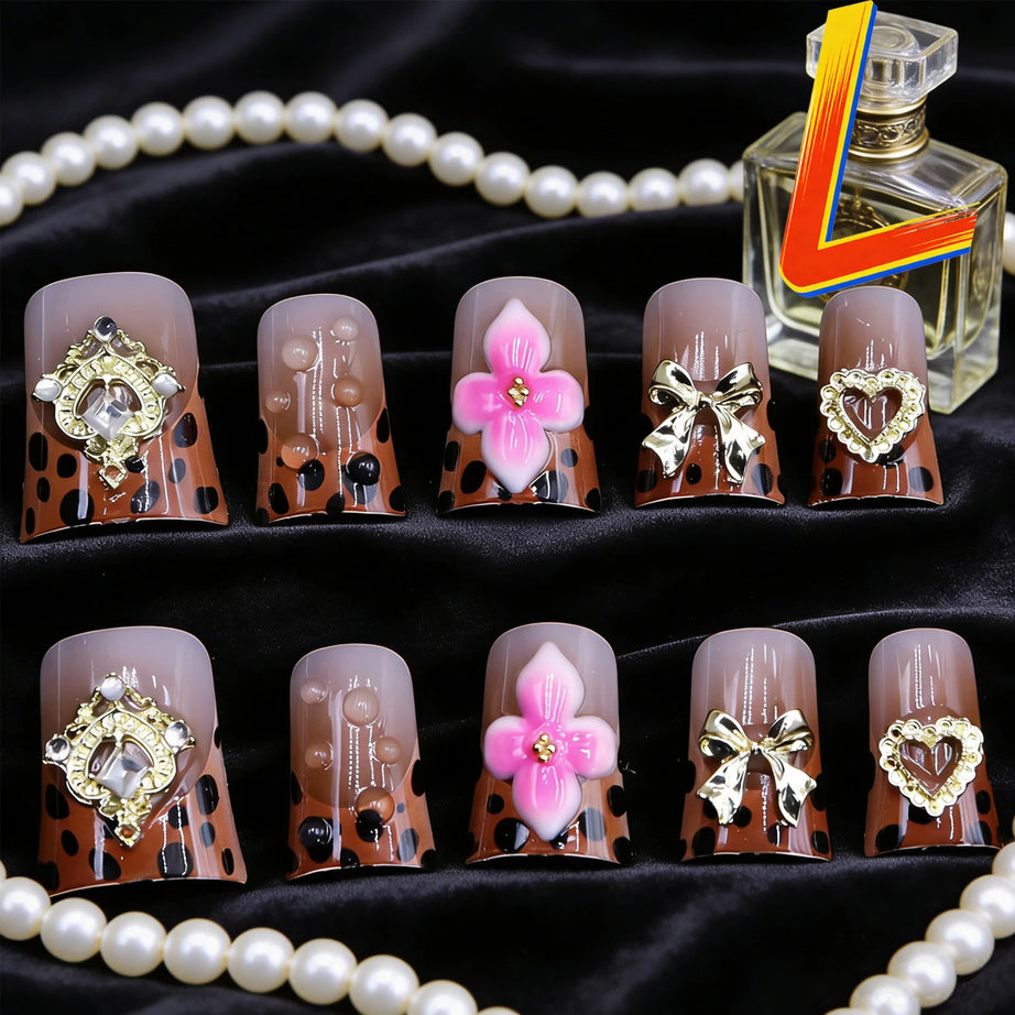 Lot de 10 faux ongles courts carrés à pointe française et strass, couleur nude, avec paillettes dorées et imprimé léopard.