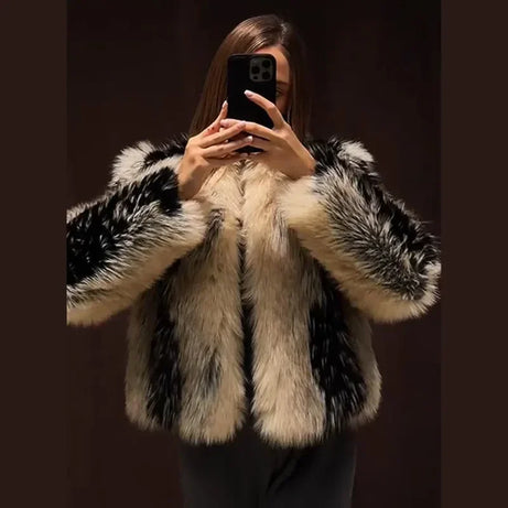 Manteau élégant en fausse fourrure contrastée pour femme, col rond, simple boutonnage, manches longues, collection printemps-hiver 2026.