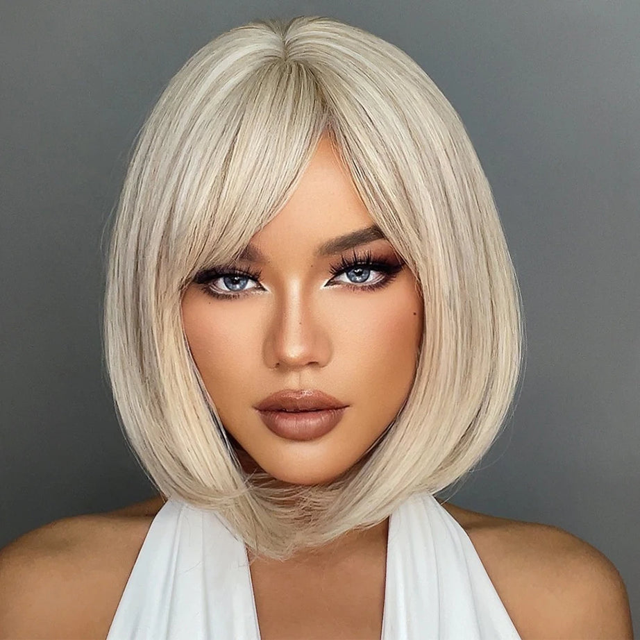 Perruque synthétique blanche, blonde et grise avec frange, coupe courte et lisse, idéale pour le cosplay et le quotidien. Cheveux naturels et résistants à la chaleur.