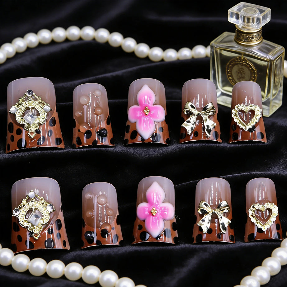 Lot de 10 faux ongles courts carrés à pointe française et strass, couleur nude, avec paillettes dorées et imprimé léopard.