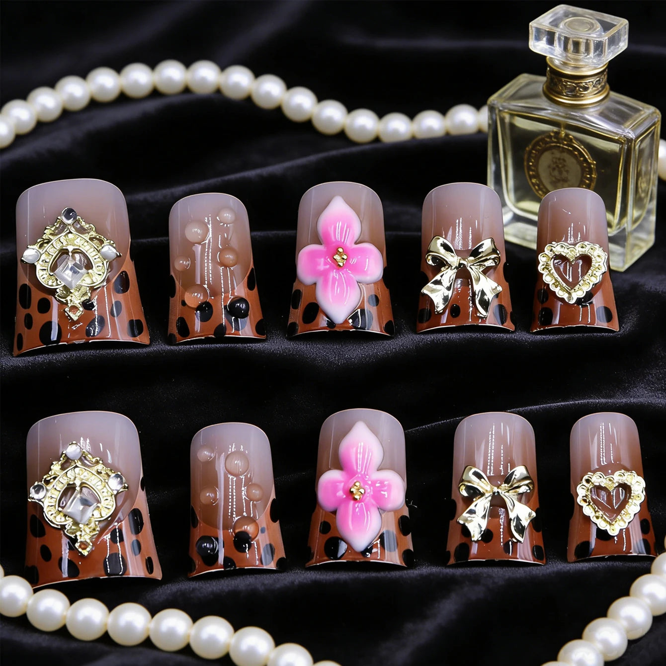 Lot de 10 faux ongles courts carrés à pointe française et strass, couleur nude, avec paillettes dorées et imprimé léopard.