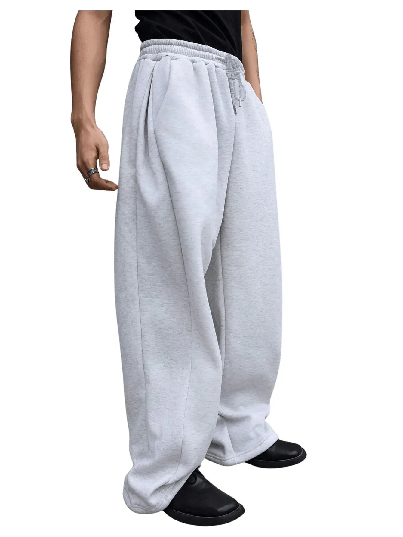Pantalon de jogging pour homme, coupe droite, idéal pour le sport et la mode urbaine. Pantalon ample et décontracté avec cordon de serrage et plusieurs poches.