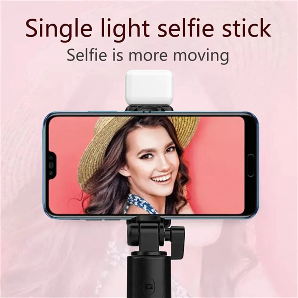 Perche à selfie avec trépied, télécommande Bluetooth et support de téléphone sans fil avec lumière LED intégrée pour le streaming en direct.