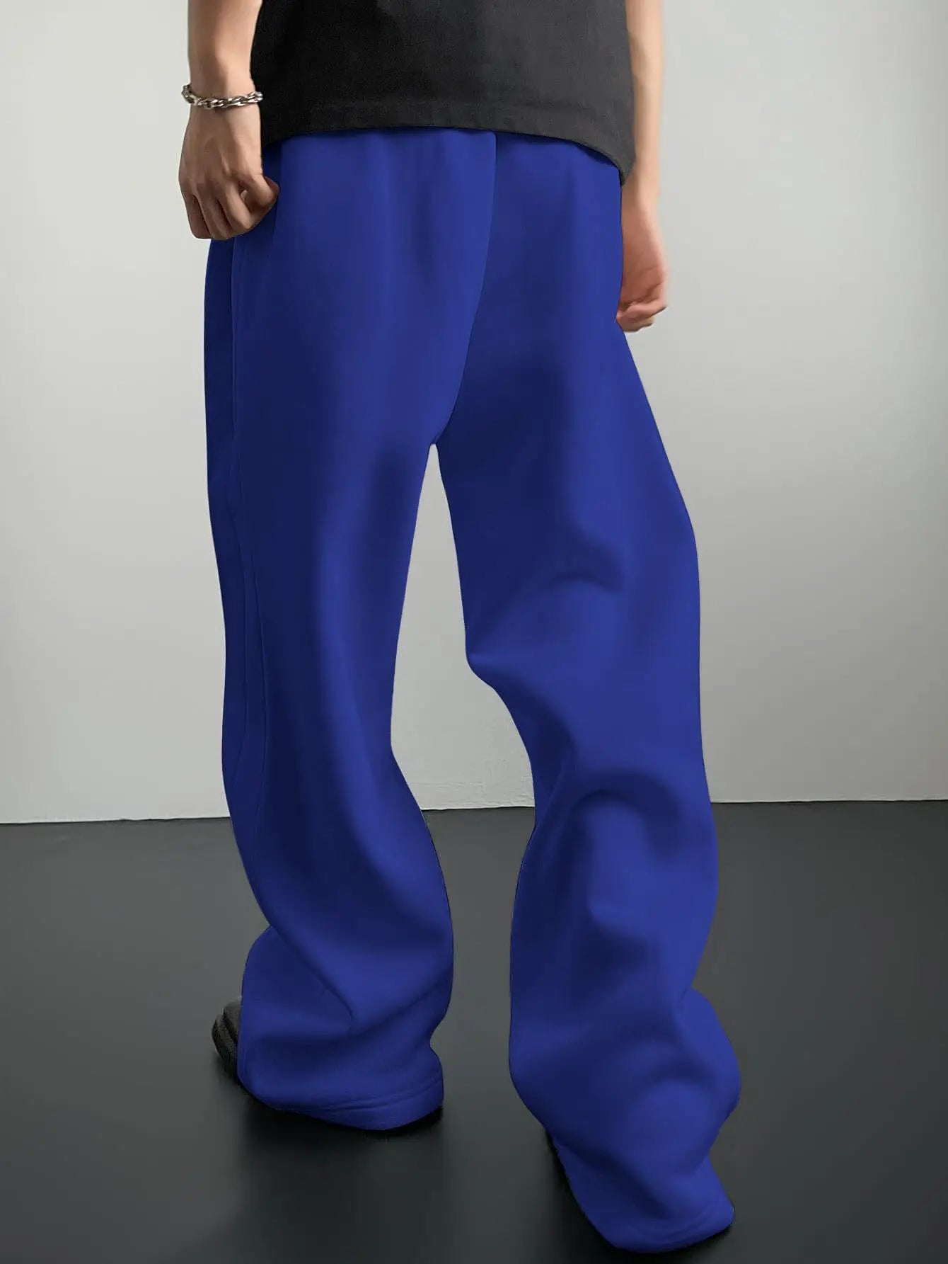 Pantalon de jogging pour homme, coupe droite, idéal pour le sport et la mode urbaine. Pantalon ample et décontracté avec cordon de serrage et plusieurs poches.