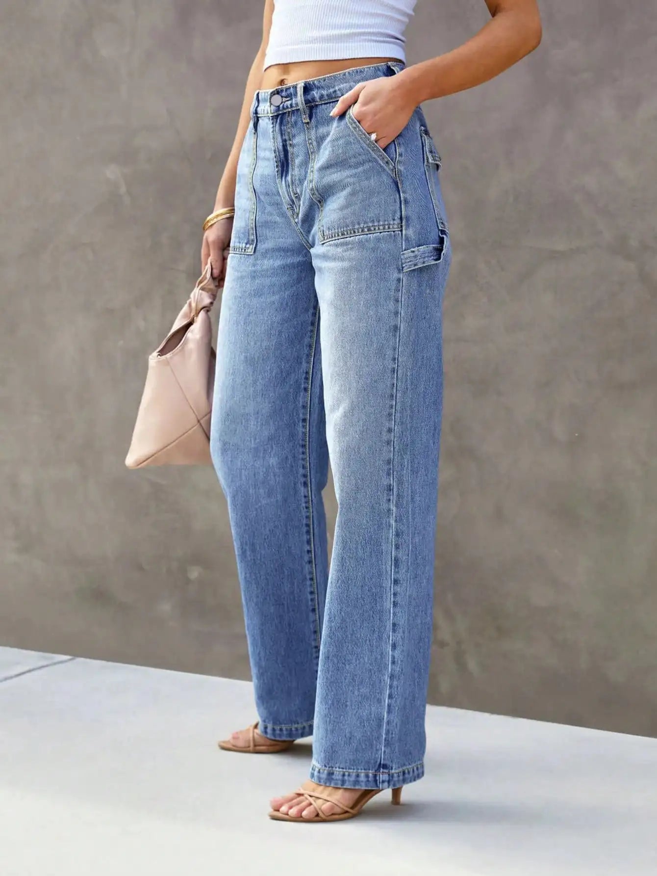 Jean bleu clair à jambes larges et jambes droites pour femme - Un pantalon en denim élégant et confortable pour un look tendance sans effort