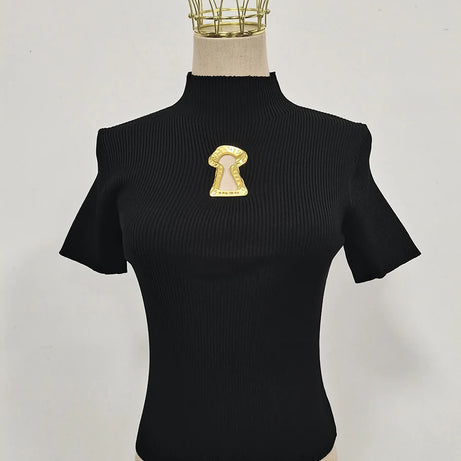 T-shirts TWOTWINSTYLE pour femmes, col roulé, manches courtes, style minimaliste, coupe amincissante, ornés d'une boucle métallique ajourée (collection femme 2025)