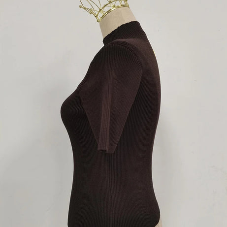 T-shirts TWOTWINSTYLE pour femmes, col roulé, manches courtes, style minimaliste, coupe amincissante, ornés d'une boucle métallique ajourée (collection femme 2025)