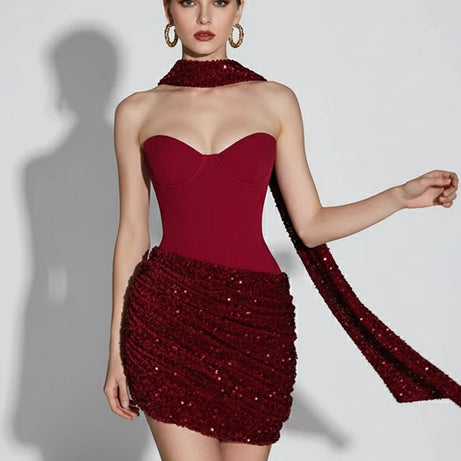 Robe mini bustier chic à sequins patchwork, col foulard, épaules dénudées, taille cintrée, plissée, idéale pour les soirées.