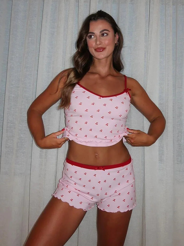 Ensemble pyjama 2 pièces Kawaii pour femme, débardeur sans manches et short à imprimé cerises, vêtement de nuit doux et confortable.