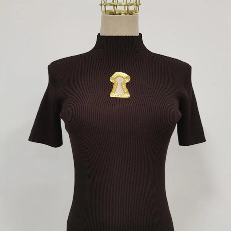 T-shirts TWOTWINSTYLE pour femmes, col roulé, manches courtes, style minimaliste, coupe amincissante, ornés d'une boucle métallique ajourée (collection femme 2025)