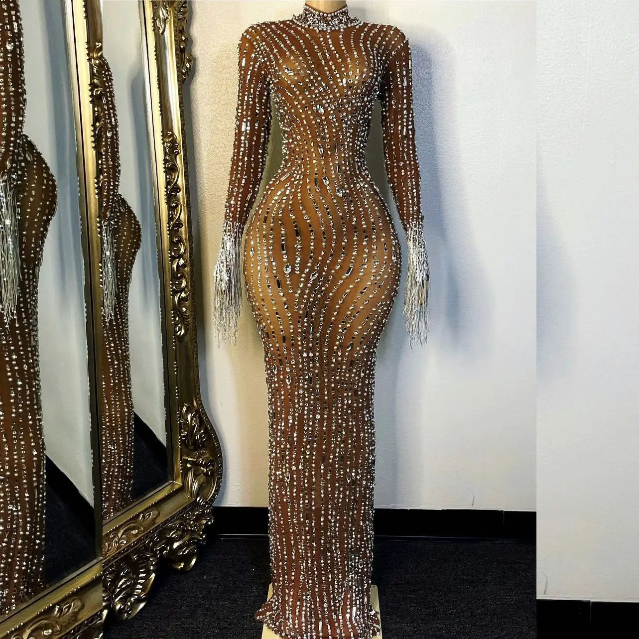 Robe longue transparente argentée scintillante ornée de strass, idéale pour une soirée d'anniversaire ou une fête. Costume luxueux pour danseuse.