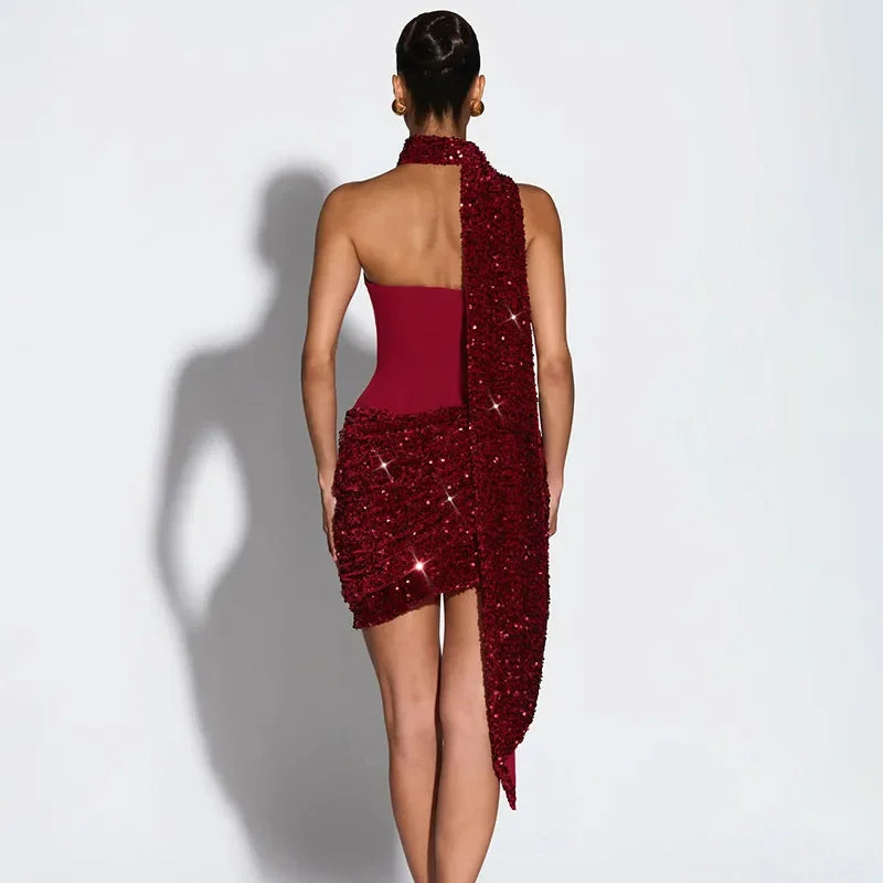 Robe mini bustier chic à sequins patchwork, col foulard, épaules dénudées, taille cintrée, plissée, idéale pour les soirées.