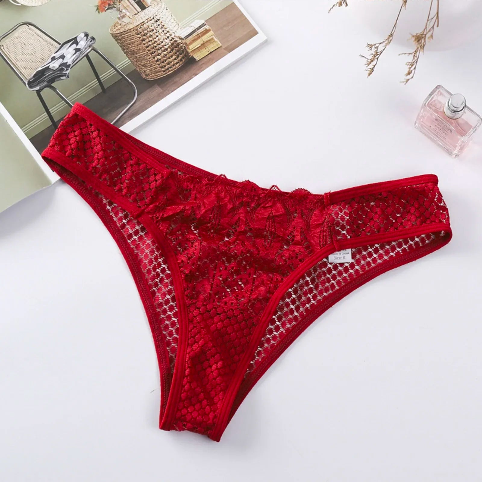 Culottes transparentes en dentelle sexy, taille basse, sans coutures, style culotte à crochets. Lingerie féminine.