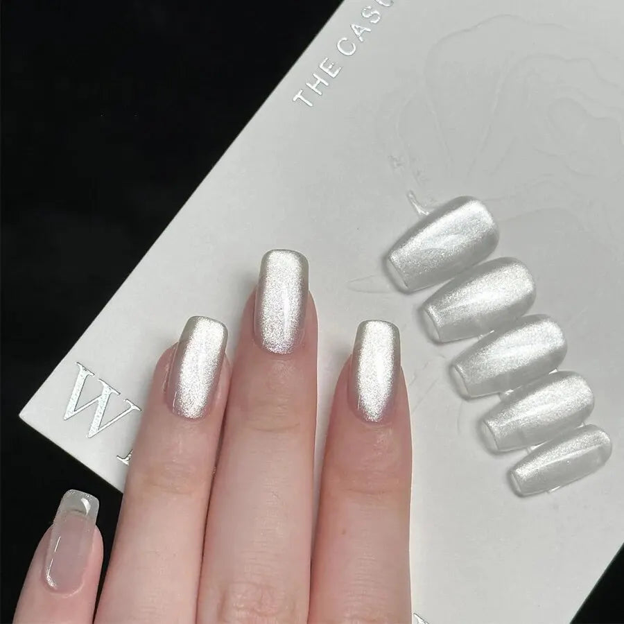 Vernis à ongles gel holographique à paillettes effet miroir blanc porcelaine, effet œil de chat, 10 ml, effet galactique magnétique, à dissoudre sous une lampe UV LED.