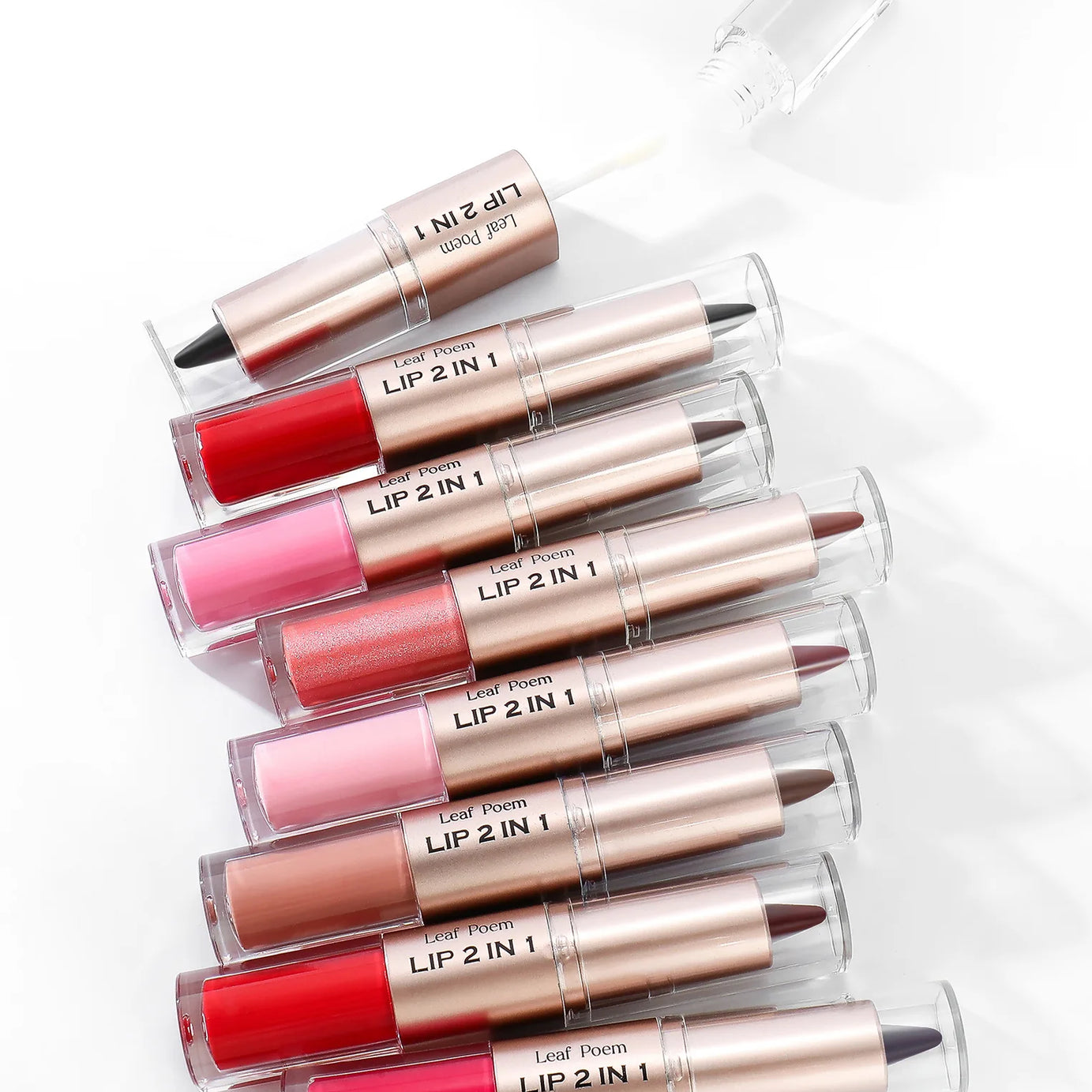 Crayon contour des lèvres noir et marron effilé, double embout miroir, effet repulpant, gloss cristal, maquillage pour des lèvres rouges sexy