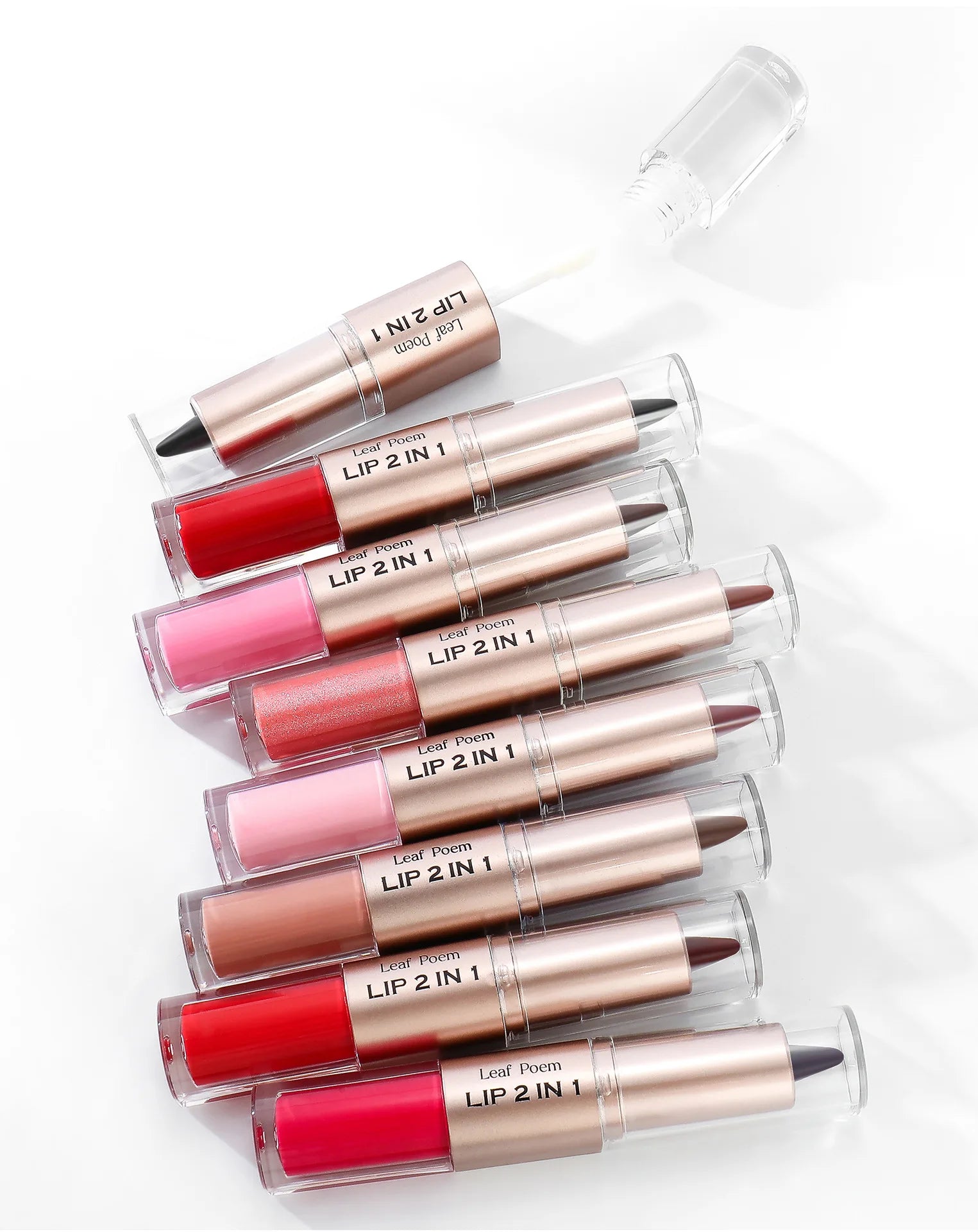 Crayon contour des lèvres noir et marron effilé, double embout miroir, effet repulpant, gloss cristal, maquillage pour des lèvres rouges sexy
