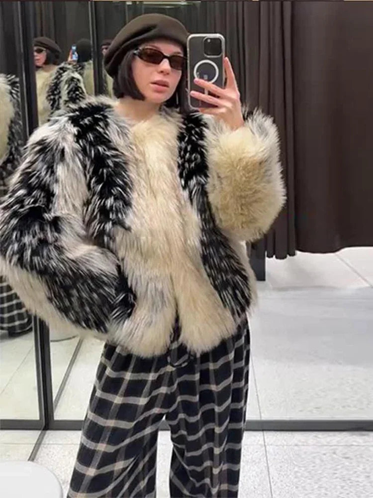 Manteau élégant en fausse fourrure contrastée pour femme, col rond, simple boutonnage, manches longues, collection printemps-hiver 2026.