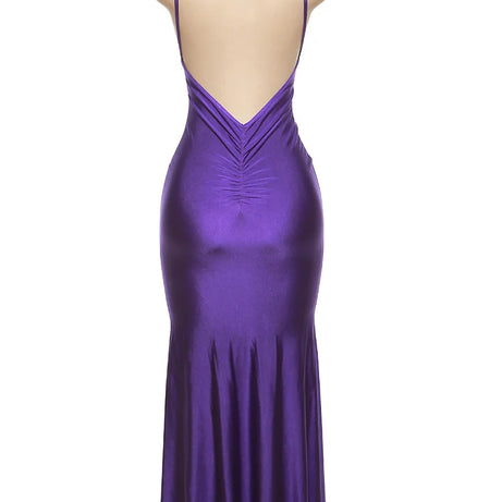 Robe longue Nibber rouge brillante à fines bretelles, dos nu, décolleté froncé, style hipster streetwear, femme.