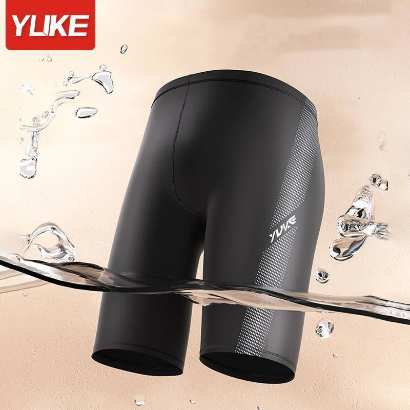 Short de bain homme YUKE, taille asiatique, longueur genou, idéal pour la compétition et l'entraînement. Séchage rapide, imprimé.