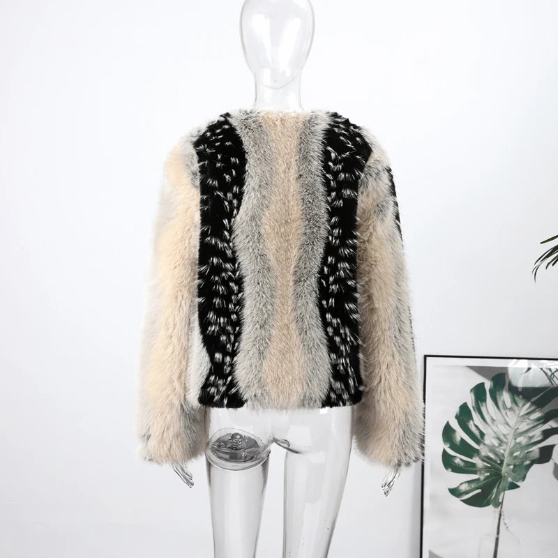 Manteau élégant en fausse fourrure contrastée pour femme, col rond, simple boutonnage, manches longues, collection printemps-hiver 2026.