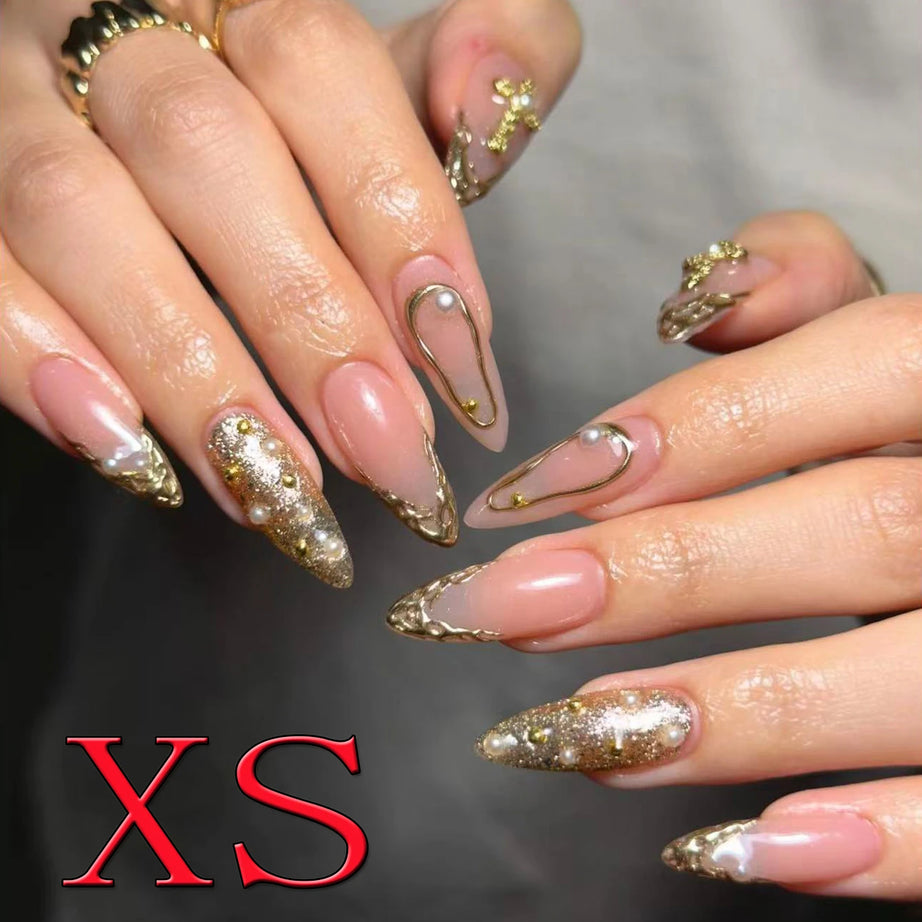 Lot de 10 faux ongles courts carrés à pointe française et strass, couleur nude, avec paillettes dorées et imprimé léopard.