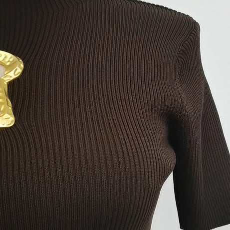 T-shirts TWOTWINSTYLE pour femmes, col roulé, manches courtes, style minimaliste, coupe amincissante, ornés d'une boucle métallique ajourée (collection femme 2025)
