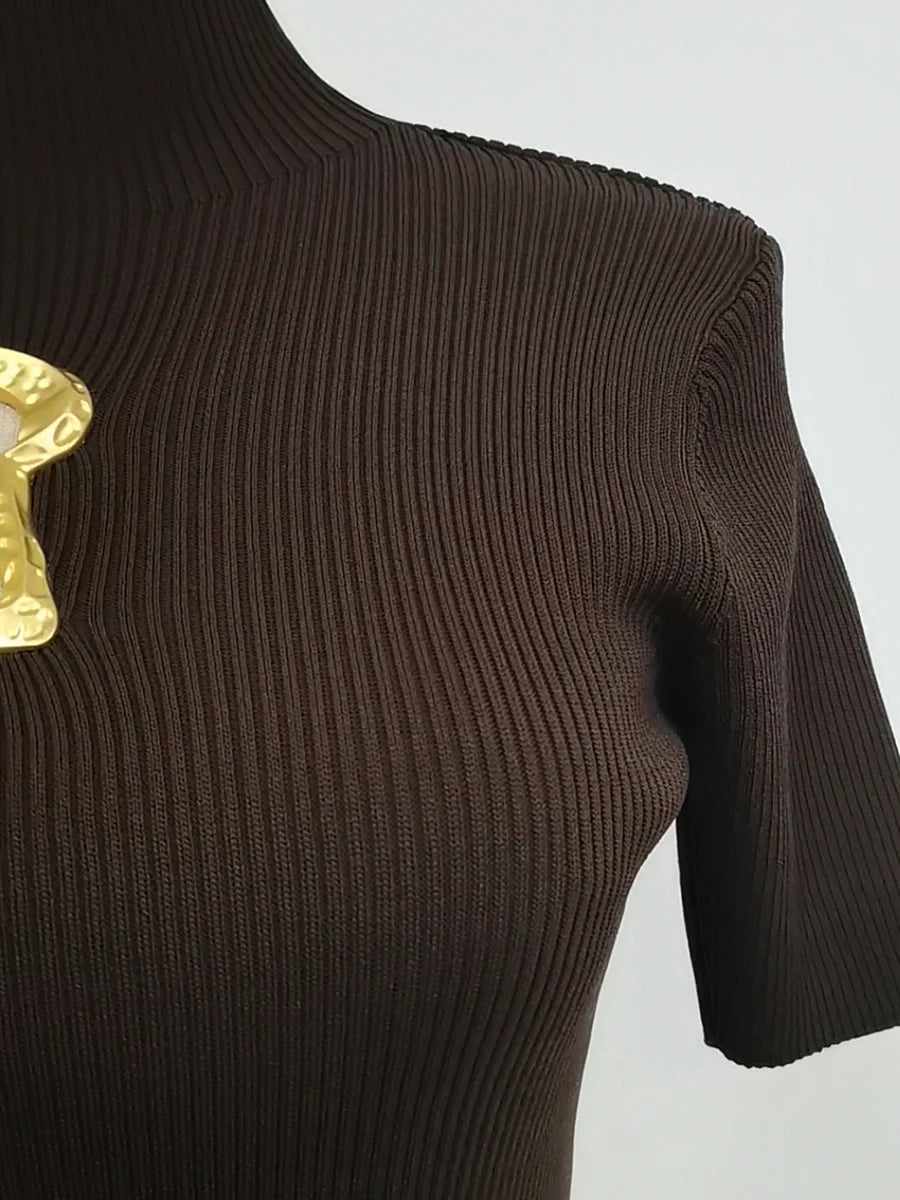 T-shirts TWOTWINSTYLE pour femmes, col roulé, manches courtes, style minimaliste, coupe amincissante, ornés d'une boucle métallique ajourée (collection femme 2025)