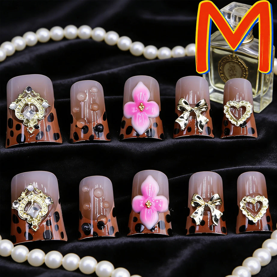 Lot de 10 faux ongles courts carrés à pointe française et strass, couleur nude, avec paillettes dorées et imprimé léopard.