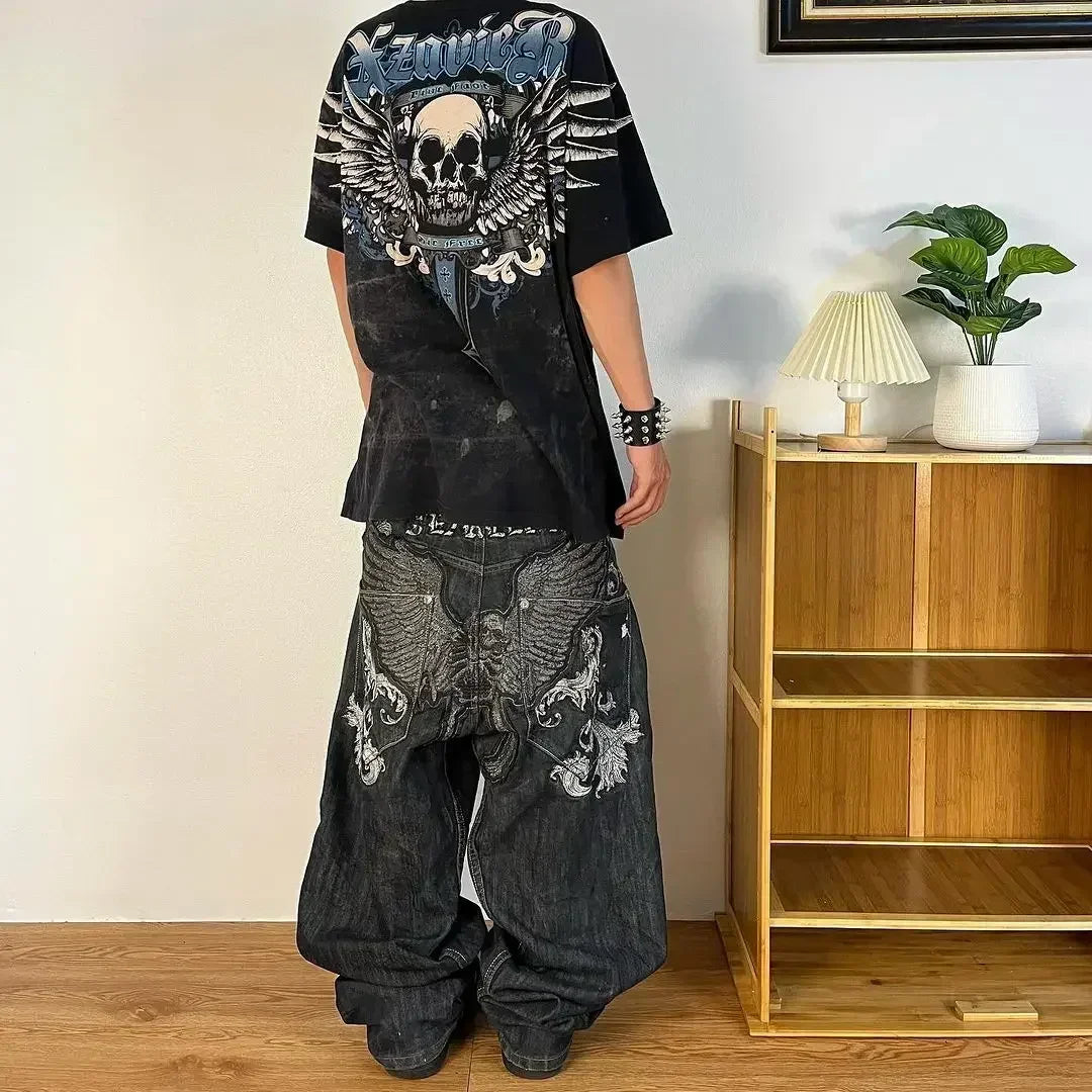 Jean homme brodé Sakura, coupe slim droite, délavage clair, coton stretch, style streetwear décontracté, plusieurs tailles disponibles.