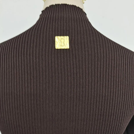 T-shirts TWOTWINSTYLE pour femmes, col roulé, manches courtes, style minimaliste, coupe amincissante, ornés d'une boucle métallique ajourée (collection femme 2025)