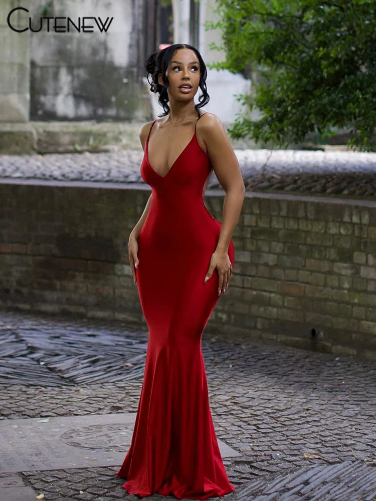 Robe longue Nibber rouge brillante à fines bretelles, dos nu, décolleté froncé, style hipster streetwear, femme.