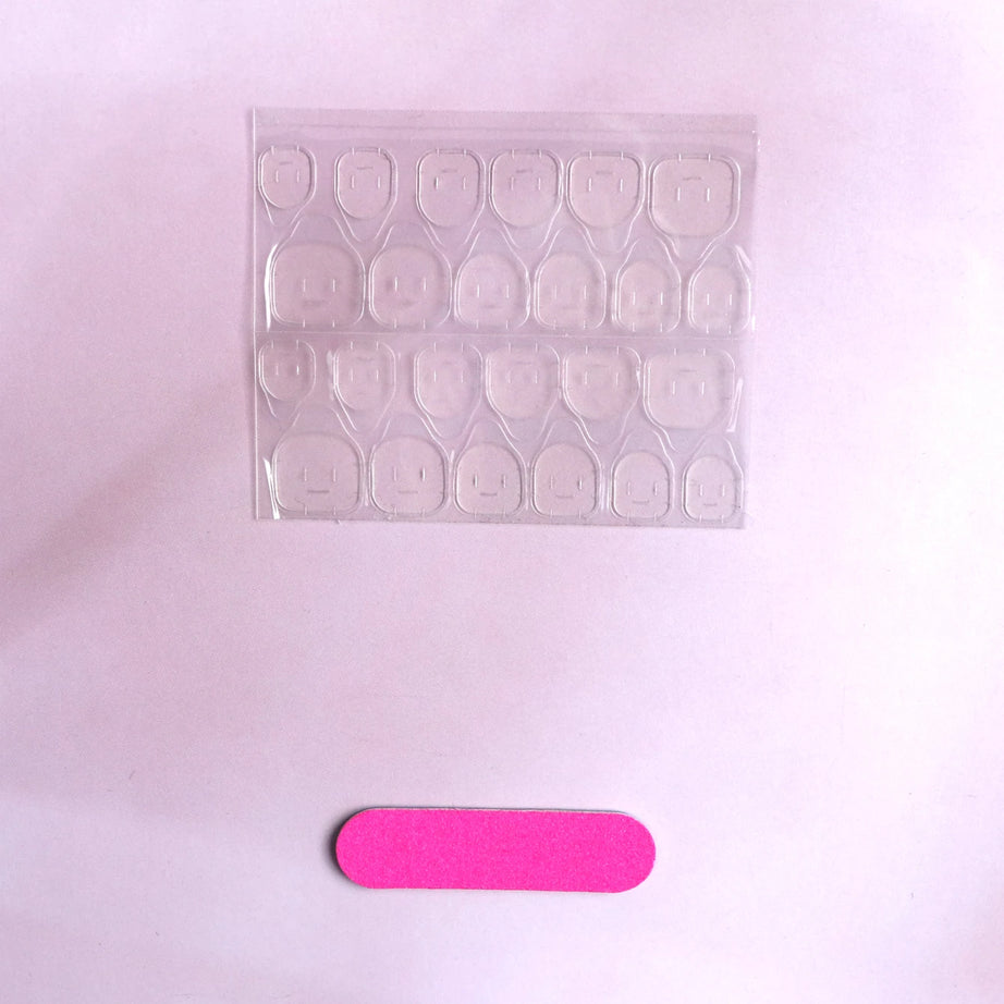 Lot de 10 faux ongles courts carrés à pointe française et strass, couleur nude, avec paillettes dorées et imprimé léopard.